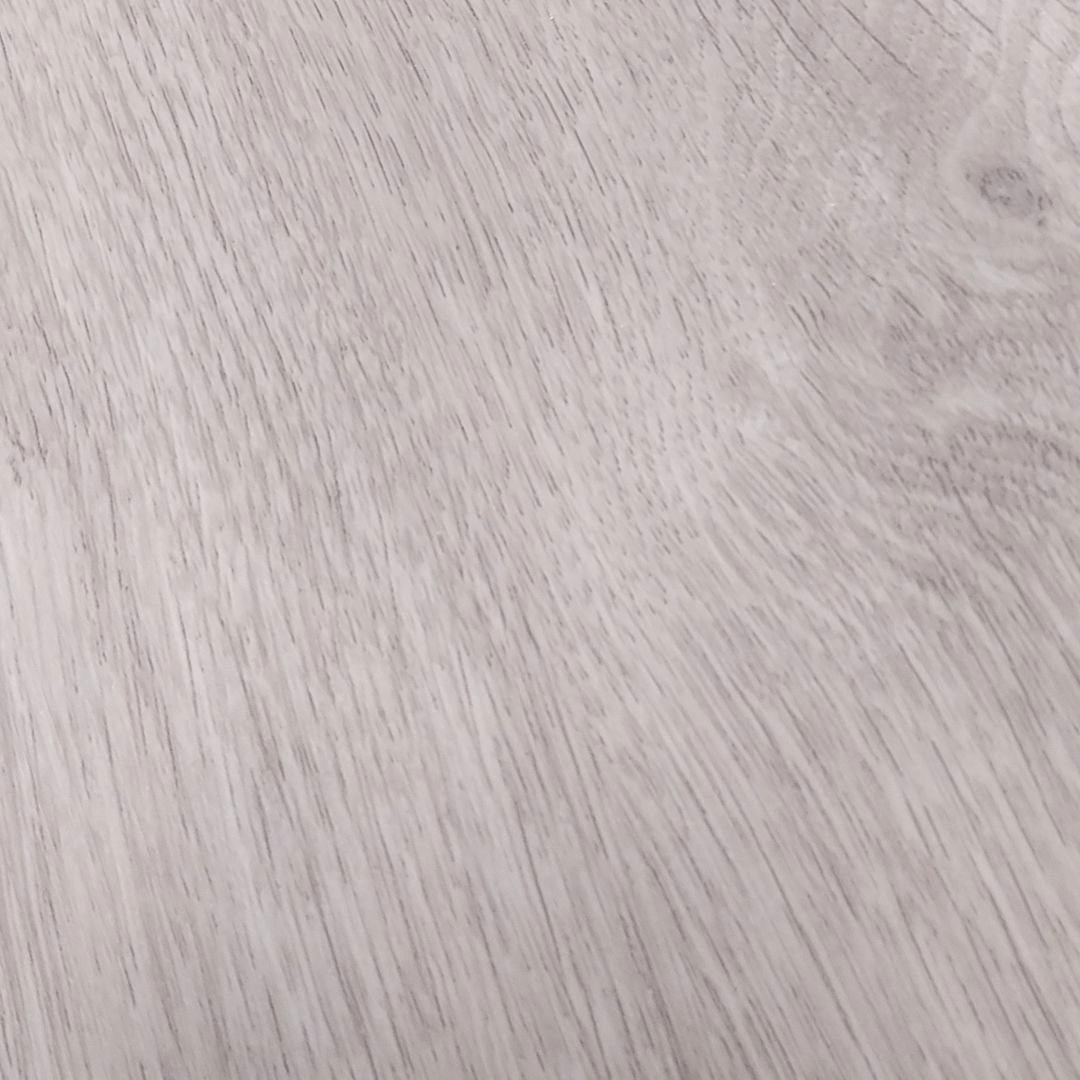 vinyylilankku_Elegant Polar Oak hurmaa pehmeällä, vaalealla sävyllään, jossa on hillitty harmaan vivahde