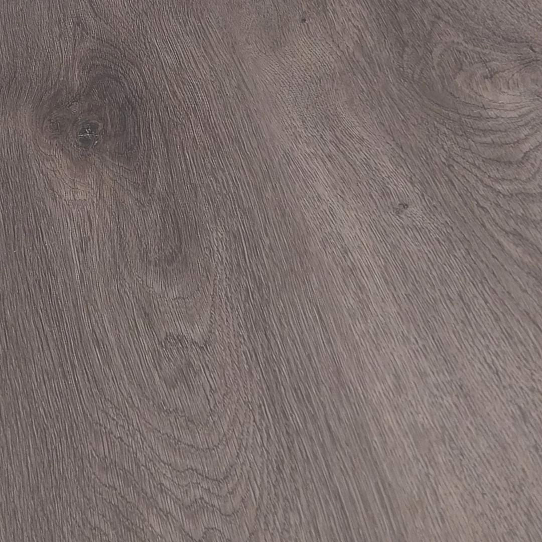 Vinyylilankku Grey Mocha Senseplus 55 on ajaton valinta, jossa harmaan ja mokan sävyt yhdistyvät luonnolliseen tammimaiseen ilmeeseen