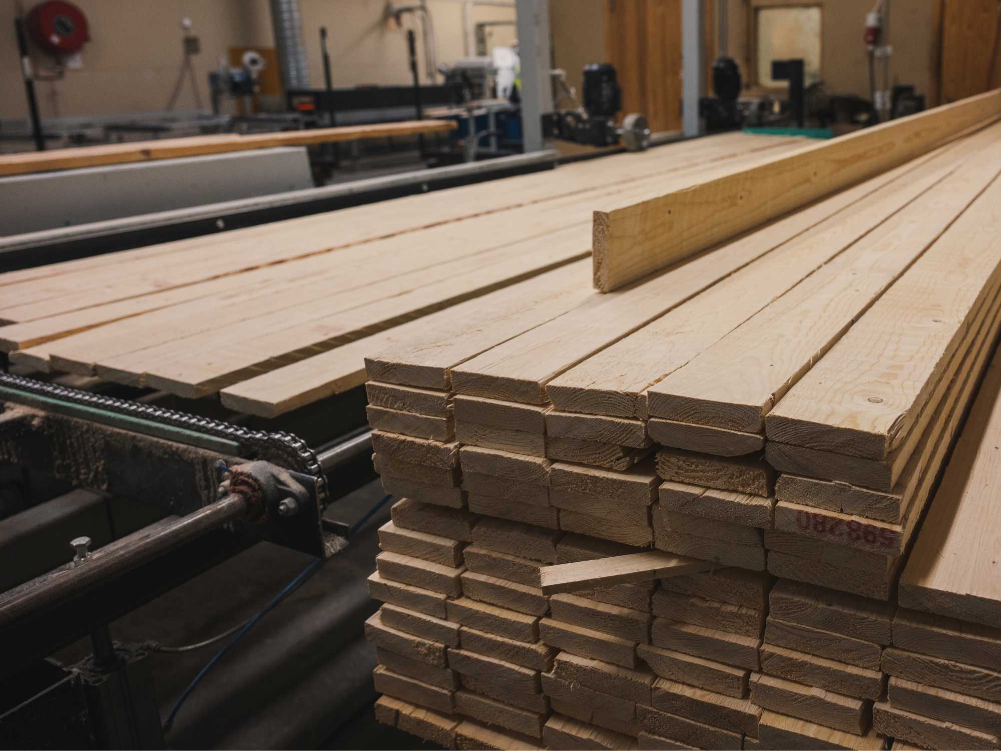 raaka lautaa menossa kalajoen puutuotteen tuotantoon