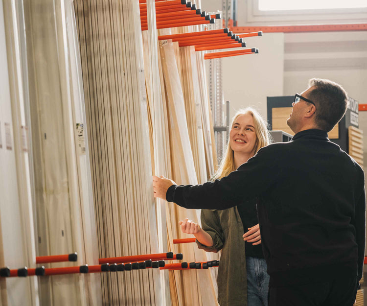 Kalajoen Puutuotteen listavalikoima myymälässä