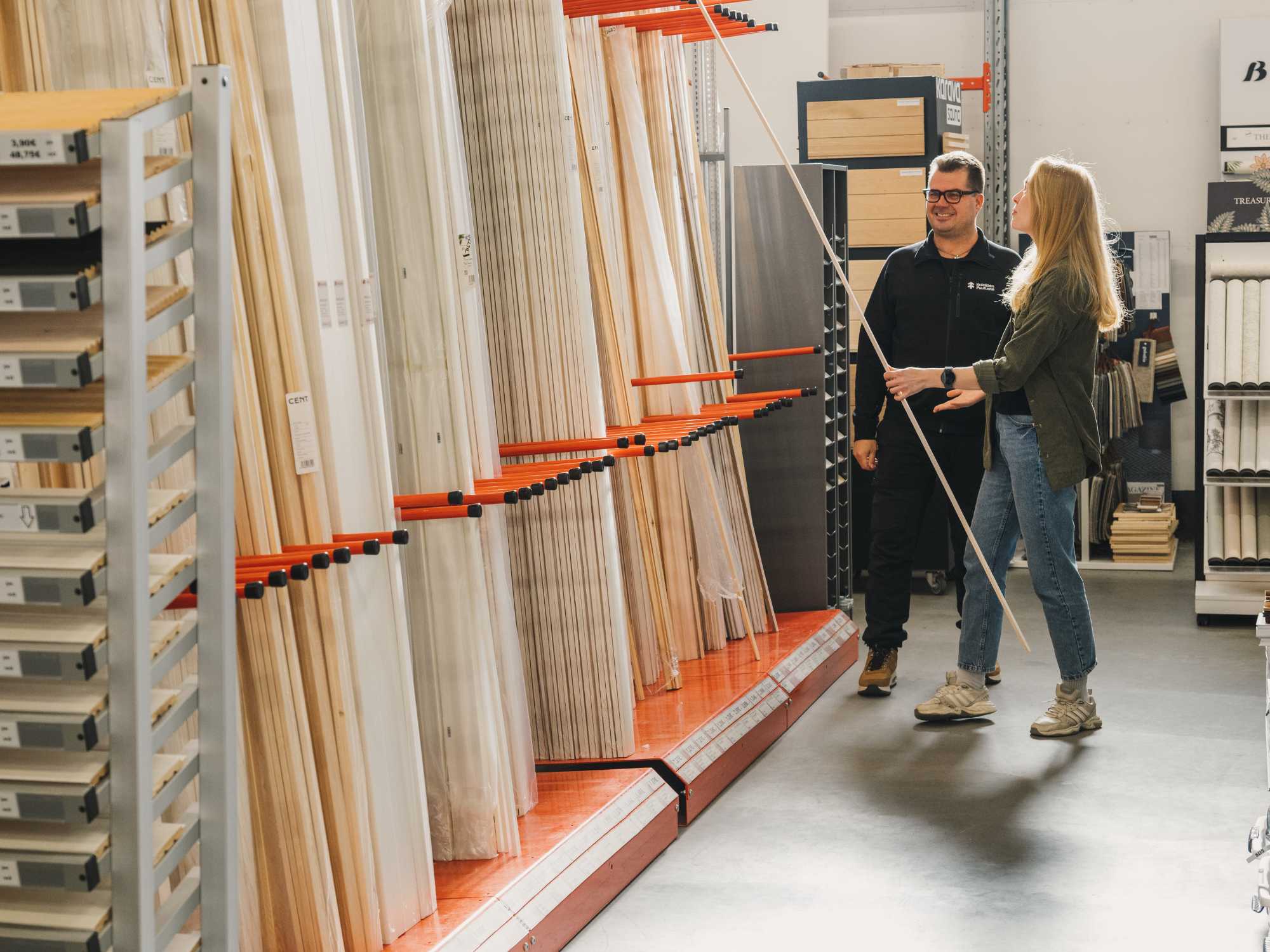 kauppias ja asiakas tutustuvat listavalikoimaan myymälässä