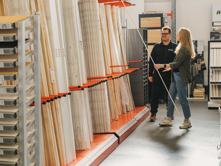 kauppias ja asiakas tutustuvat listavalikoimaan myymälässä