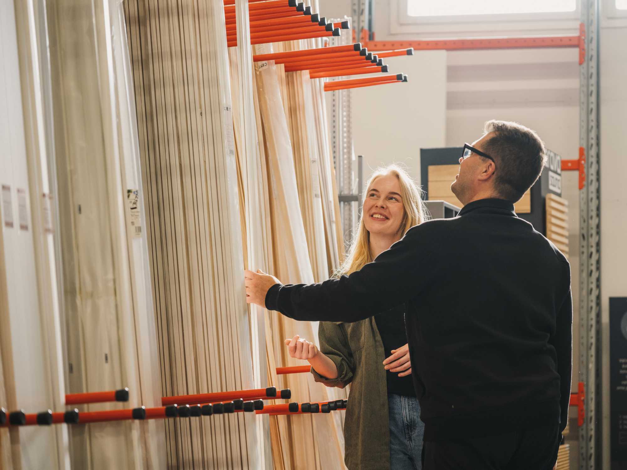 Asiakas ja kauppias tutustumassa listavalikoimaan myymälässä