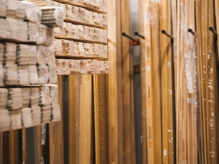 saunalistat myymälässä hyllyssä esillä