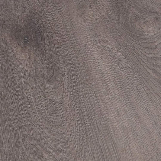 Vinyylilankku Grey Mocha Senseplus 55 on ajaton valinta, jossa harmaan ja mokan sävyt yhdistyvät luonnolliseen tammimaiseen ilmeeseen