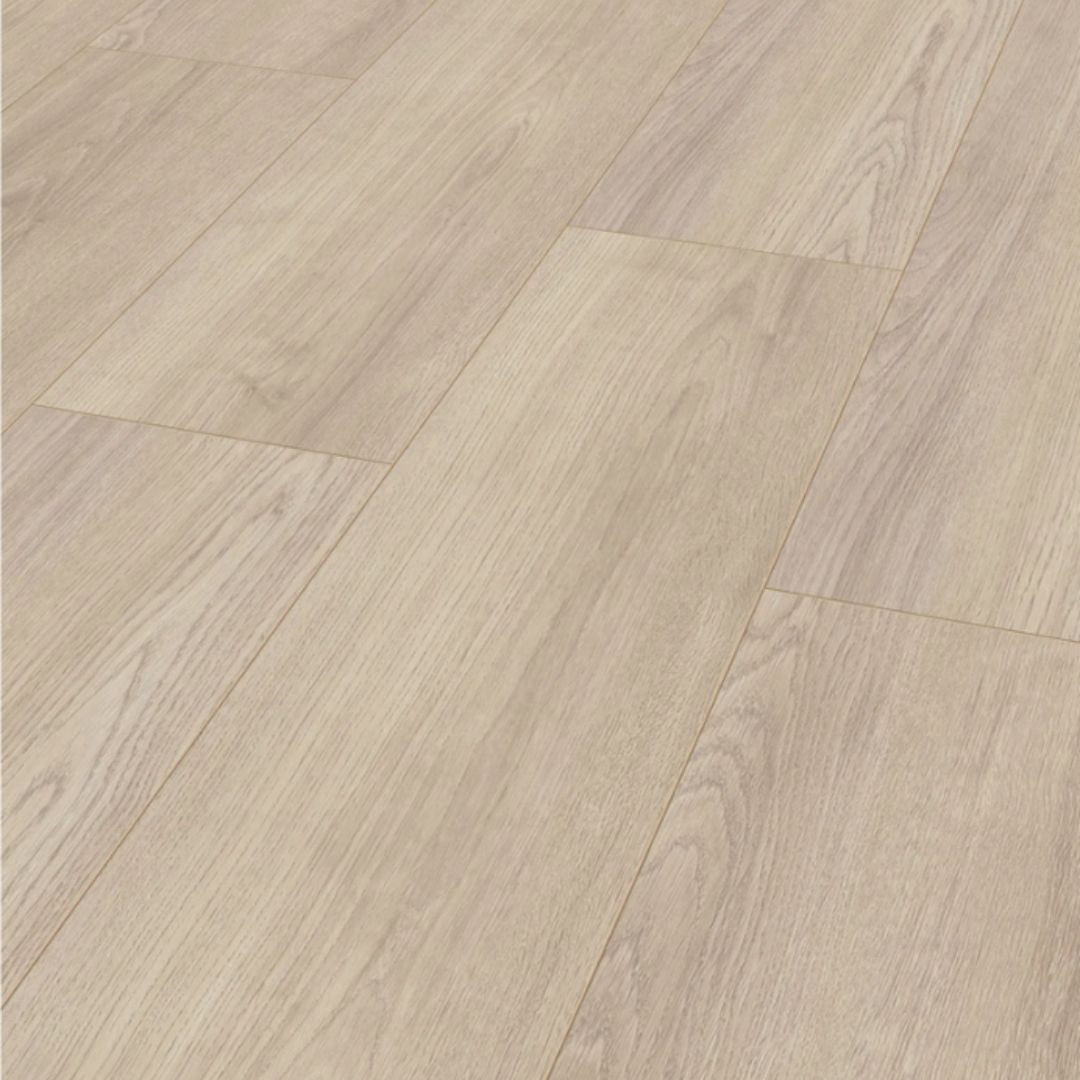 Advanced Plus Finlay Oak Grey 90132 -laminaatin harmaanbeige tammikuosi ja puunsyykuviointi useamman leveän lankun lähikuvassa.