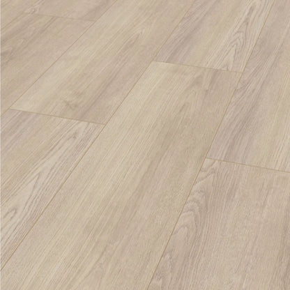 Advanced Plus Finlay Oak Grey 90132 -laminaatin harmaanbeige tammikuosi ja puunsyykuviointi useamman leveän lankun lähikuvassa.