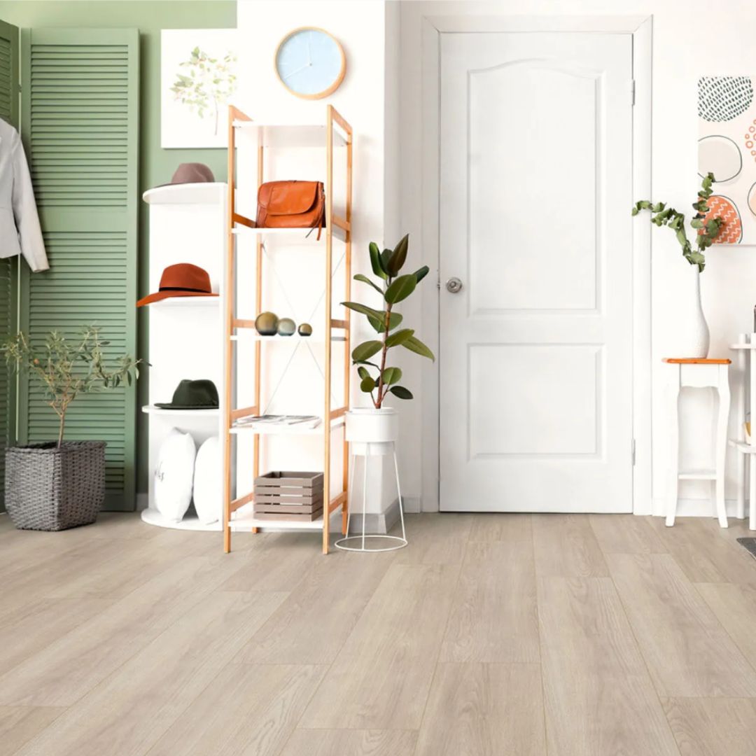 Advanced Plus Finlay Oak Grey 90132 -laminaatti, vaalean harmaanbeige tammilattia sisustetussa huonetilassa.