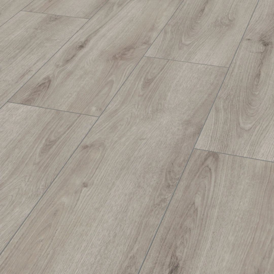 Advanced Plus Summer Oak Light Grey 3904 -laminaatin vaaleanharmaa puukuosi, leveät lankut ja nelisivuiset viistereunat lähikuvassa.