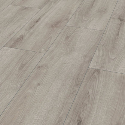 Advanced Plus Summer Oak Light Grey 3904 -laminaatin vaaleanharmaa puukuosi, leveät lankut ja nelisivuiset viistereunat lähikuvassa.