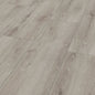 Advanced Plus Summer Oak Light Grey 3904 -laminaatin vaaleanharmaa puukuosi, leveät lankut ja nelisivuiset viistereunat lähikuvassa.
