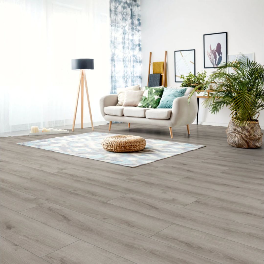Advanced Plus Summer Oak Light Grey 3904 -laminaatti, vaaleanharmaa tammikuvioinen lattia sisustetussa huonetilassa.