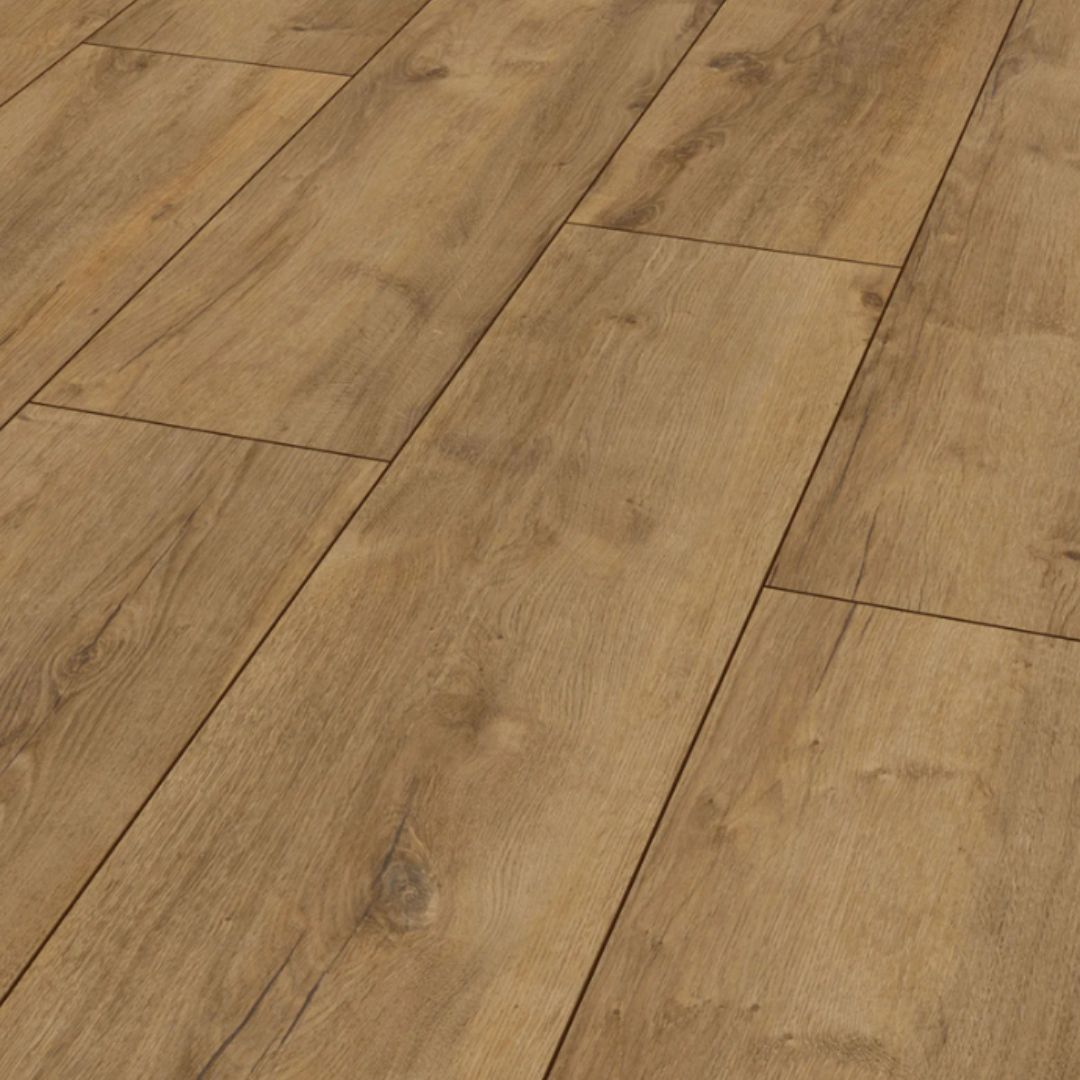 Advanced Plus Welsh Oak Brown 4618 -laminaatin keskiruskea puukuosi, luonnolliset oksakuviot ja useampi leveä lankku lähikuvassa.