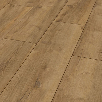 Advanced Plus Welsh Oak Brown 4618 -laminaatin keskiruskea puukuosi, luonnolliset oksakuviot ja useampi leveä lankku lähikuvassa.