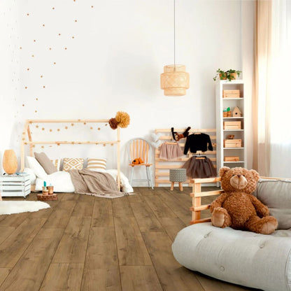 Advanced Plus Welsh Oak Brown 4618 -laminaatti, lämmin keskiruskea tammilattia sisustetussa huonetilassa.