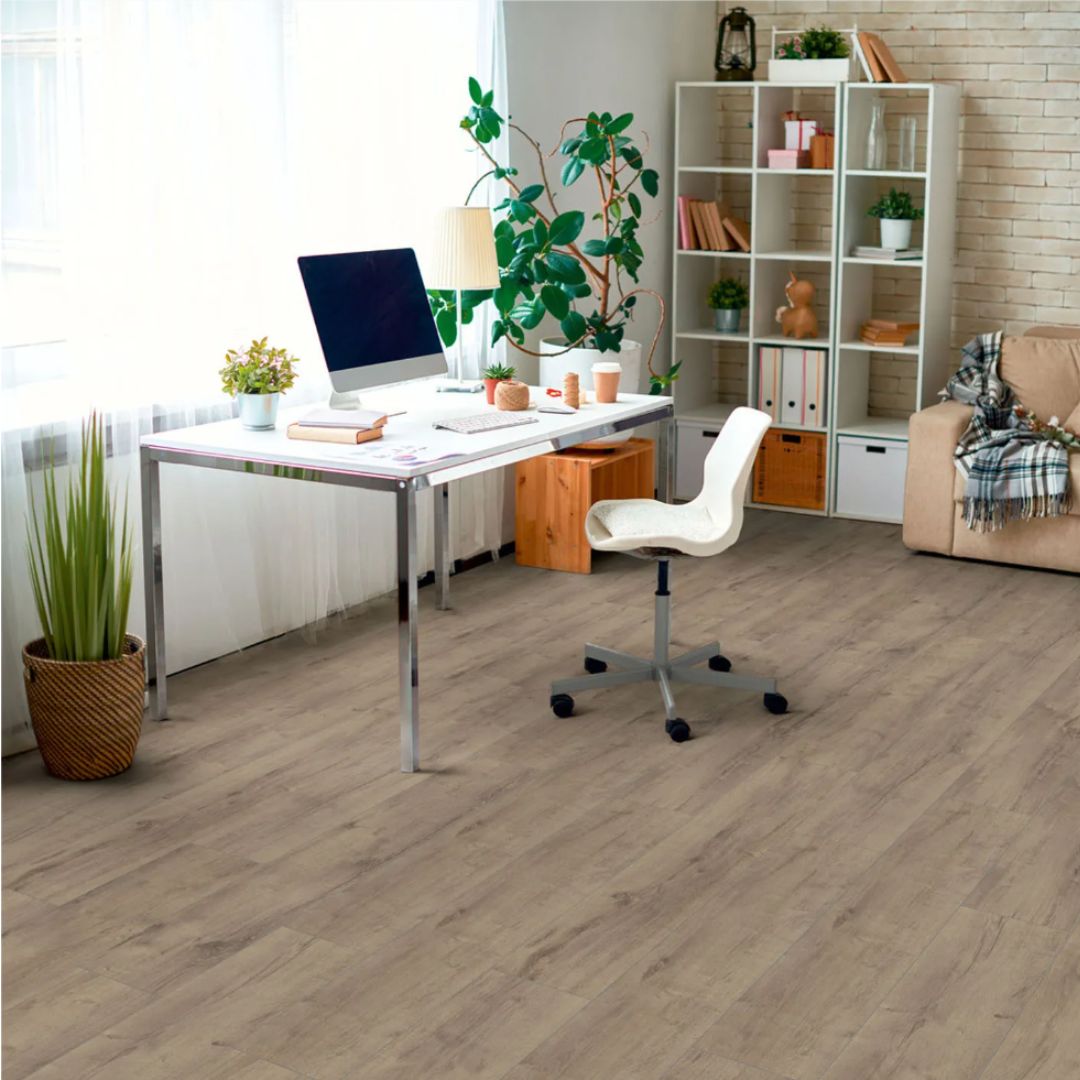 Advanced Plus Welsh Oak Grey 4619 -laminaatti, harmaanruskea tammilattia modernissa sisustetussa huonetilassa.